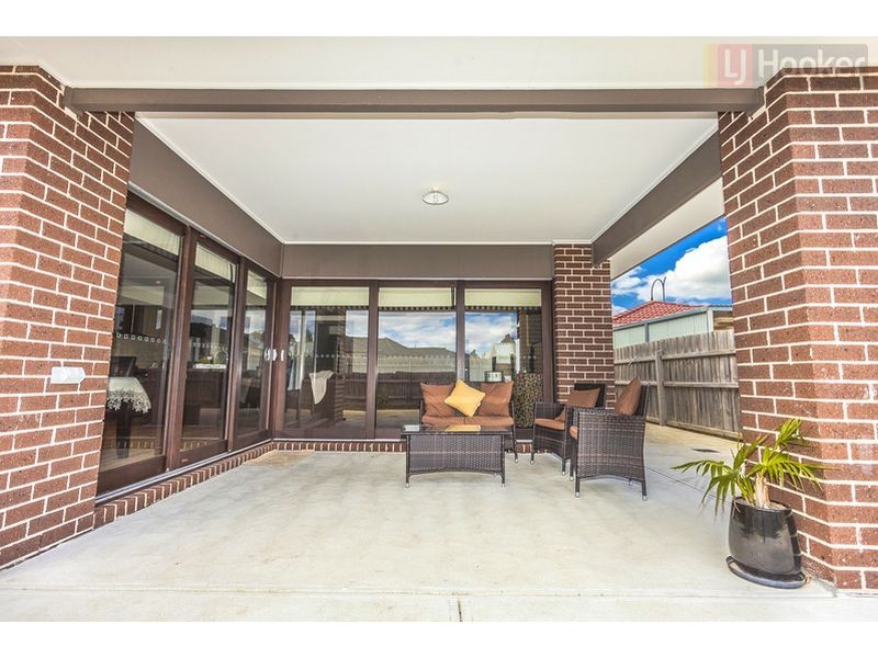 3 Hayfield Rd, Roxburgh Park VIC 3064