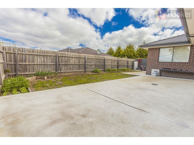 3 Hayfield Rd, Roxburgh Park VIC 3064