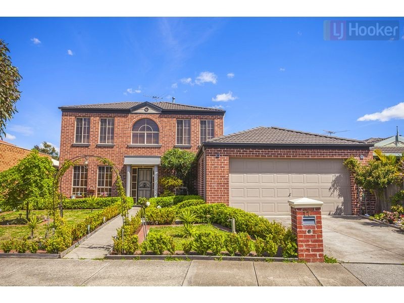 17 Lachlan Cres, Roxburgh Park VIC 3064