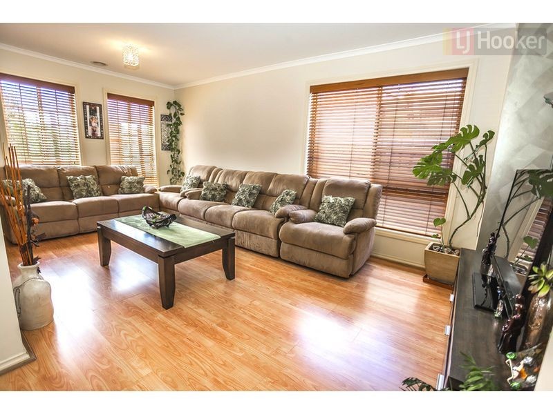 17 Lachlan Cres, Roxburgh Park VIC 3064