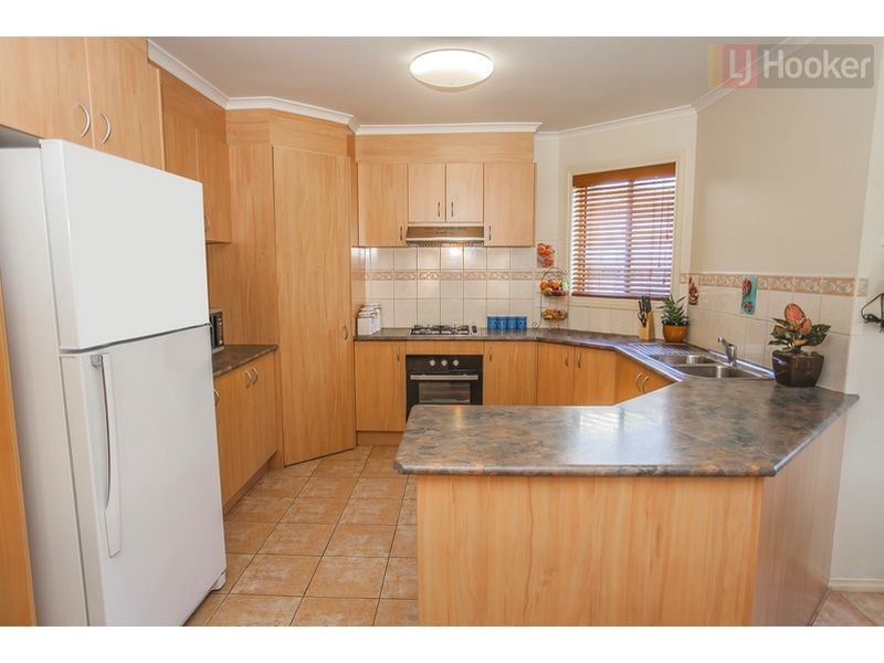 17 Lachlan Cres, Roxburgh Park VIC 3064