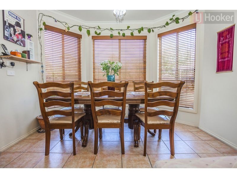 17 Lachlan Cres, Roxburgh Park VIC 3064