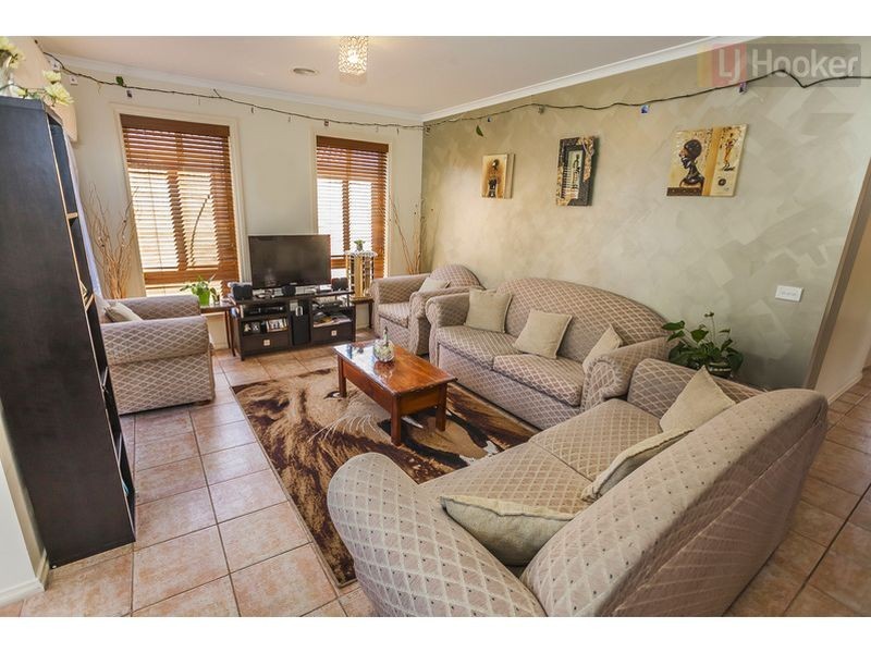 17 Lachlan Cres, Roxburgh Park VIC 3064