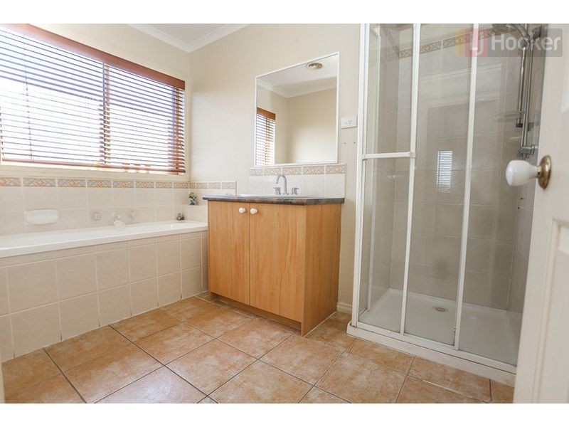 17 Lachlan Cres, Roxburgh Park VIC 3064