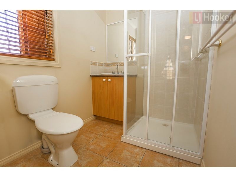 17 Lachlan Cres, Roxburgh Park VIC 3064