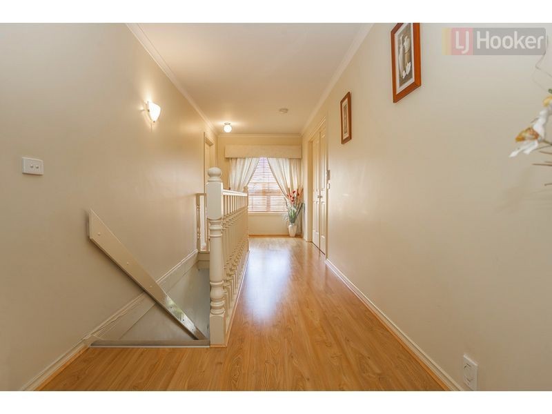 17 Lachlan Cres, Roxburgh Park VIC 3064