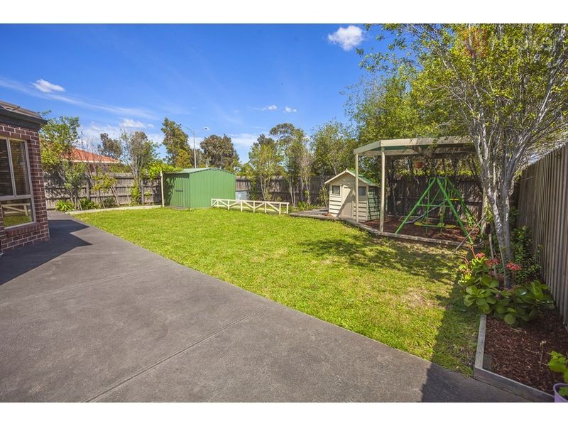 17 Lachlan Cres, Roxburgh Park VIC 3064