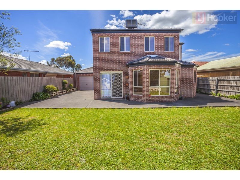 17 Lachlan Cres, Roxburgh Park VIC 3064