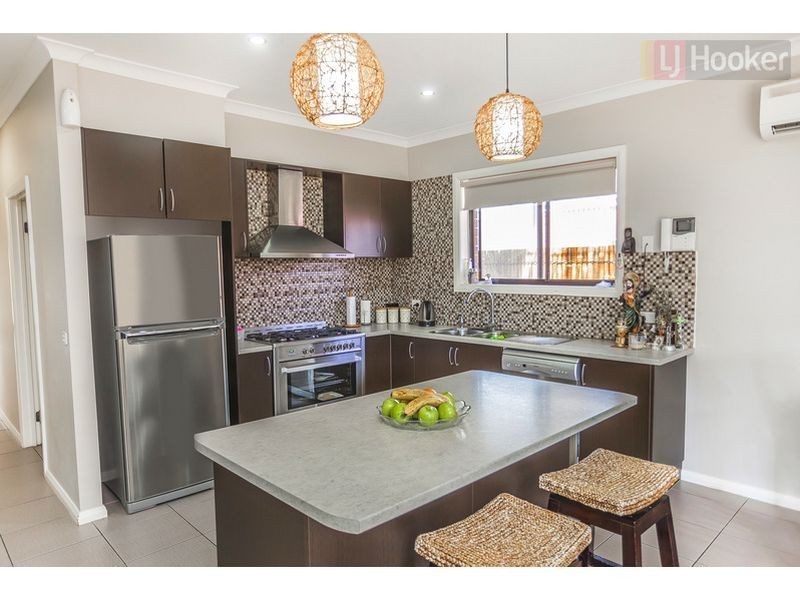 11 Ebony Cct, Craigieburn VIC 3064