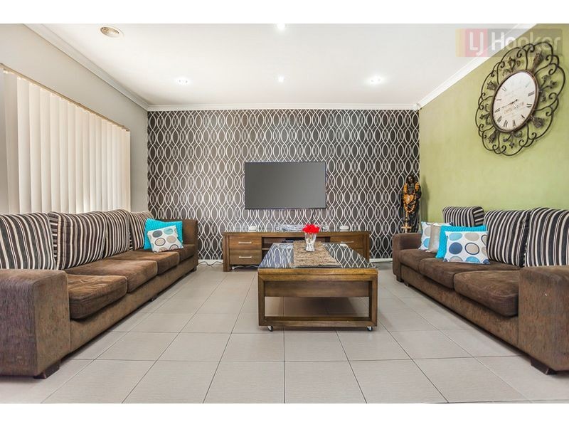 11 Ebony Cct, Craigieburn VIC 3064