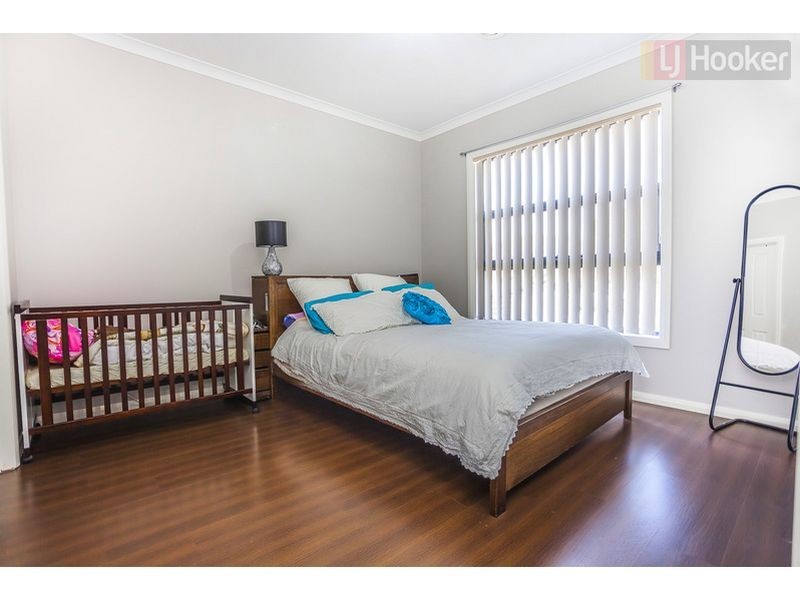 11 Ebony Cct, Craigieburn VIC 3064