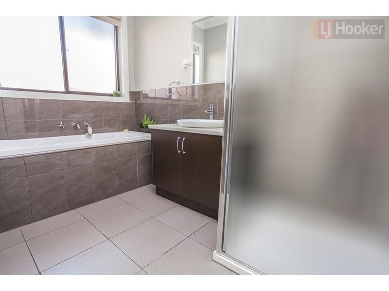 11 Ebony Cct, Craigieburn VIC 3064