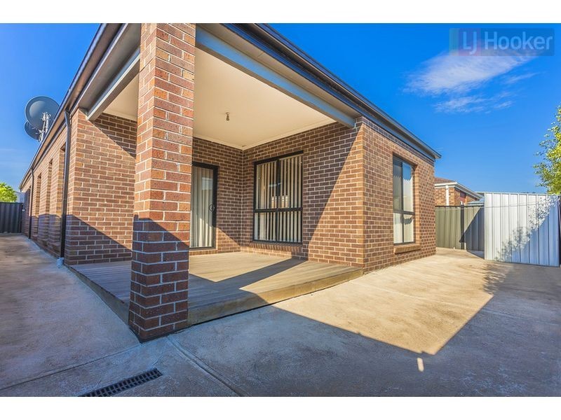11 Ebony Cct, Craigieburn VIC 3064