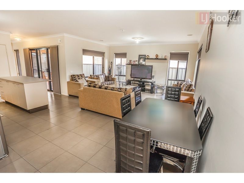 77 Newbury Blvd, Craigieburn VIC 3064