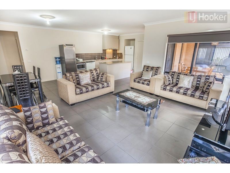 77 Newbury Blvd, Craigieburn VIC 3064