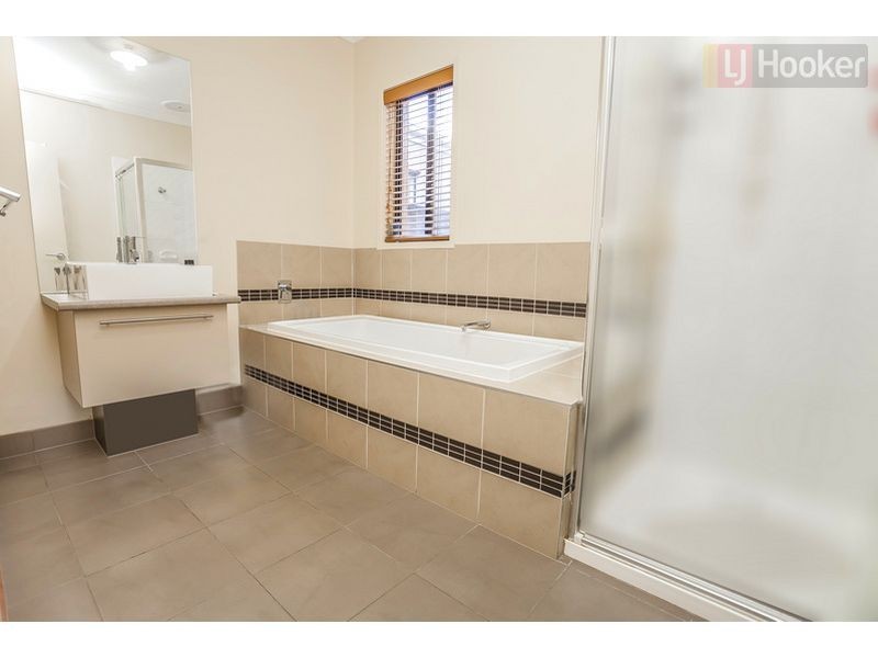 77 Newbury Blvd, Craigieburn VIC 3064