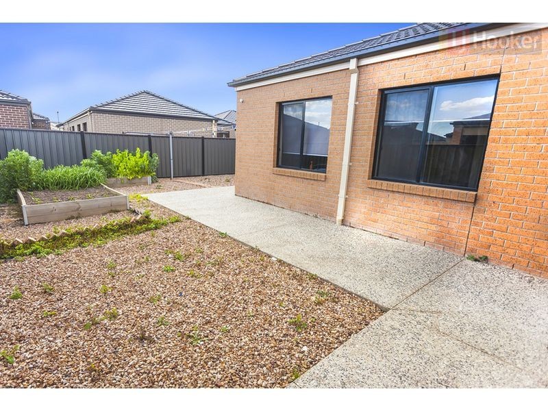 77 Newbury Blvd, Craigieburn VIC 3064