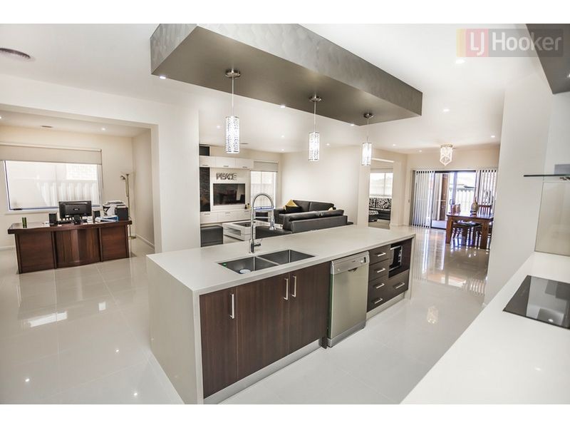 37 Biltmore Crescent, Roxburgh Park VIC 3064