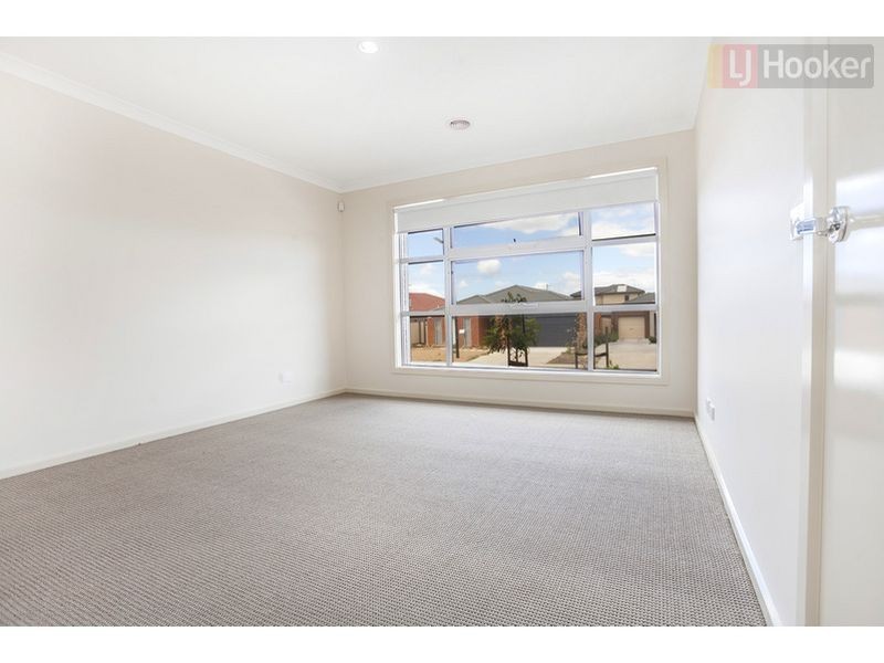 8 Ravenwoods Way, Craigieburn VIC 3064