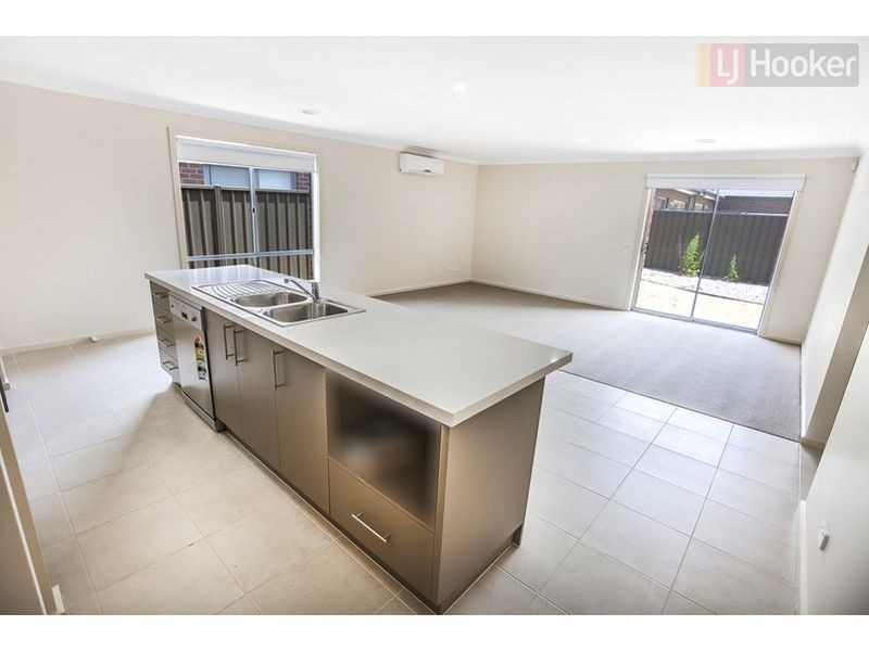 8 Ravenwoods Way, Craigieburn VIC 3064