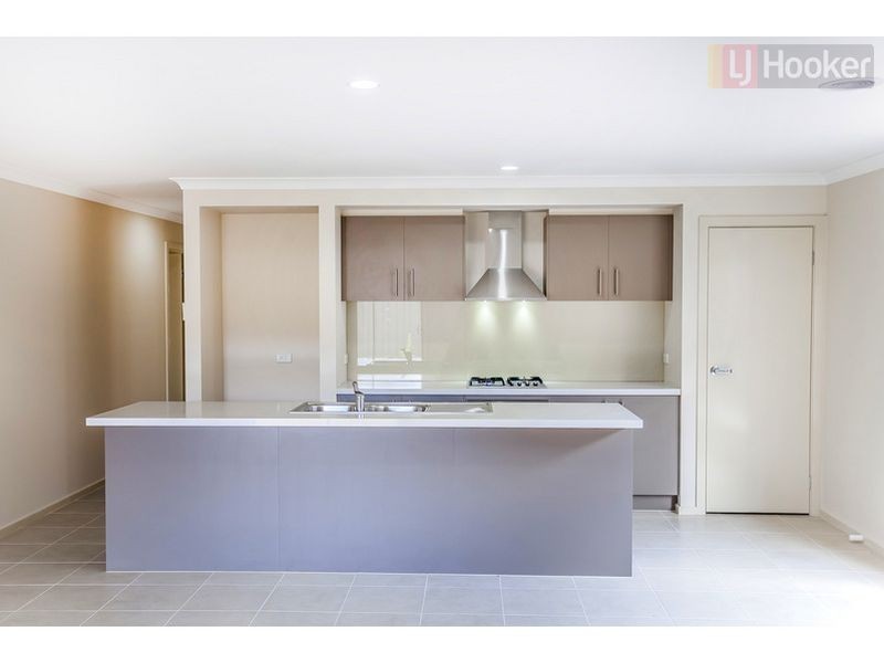 8 Ravenwoods Way, Craigieburn VIC 3064