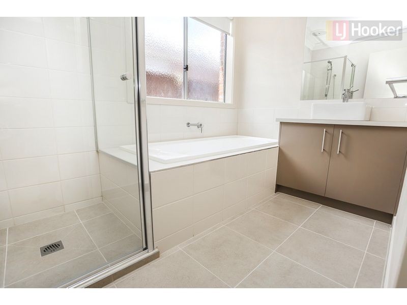 8 Ravenwoods Way, Craigieburn VIC 3064