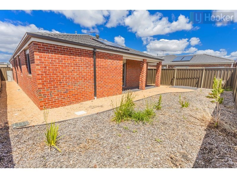 8 Ravenwoods Way, Craigieburn VIC 3064