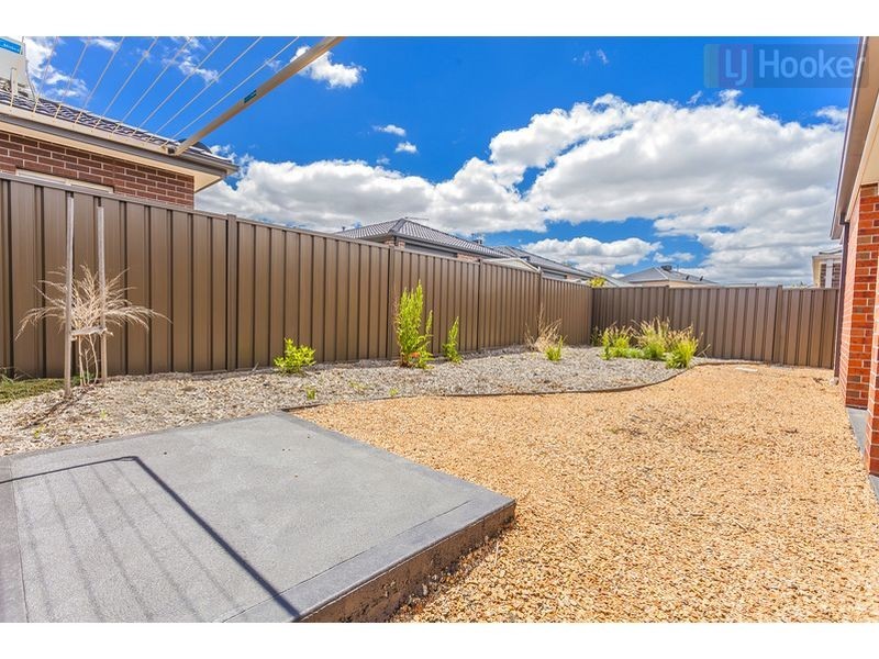 8 Ravenwoods Way, Craigieburn VIC 3064