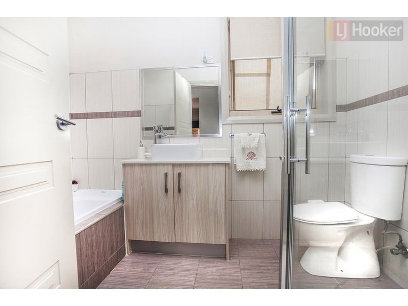 11 Malabar Street, Roxburgh Park VIC 3064