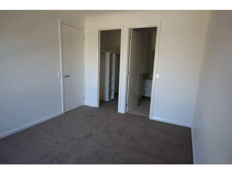39 Dahlia Crescent, Mickleham VIC 3064