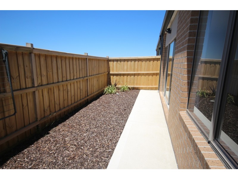 39 Dahlia Crescent, Mickleham VIC 3064
