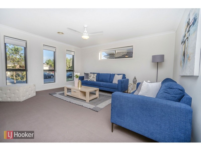 18 Leveque Loop, Craigieburn VIC 3064