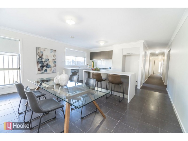 18 Leveque Loop, Craigieburn VIC 3064