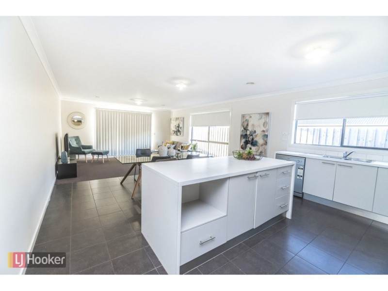 18 Leveque Loop, Craigieburn VIC 3064