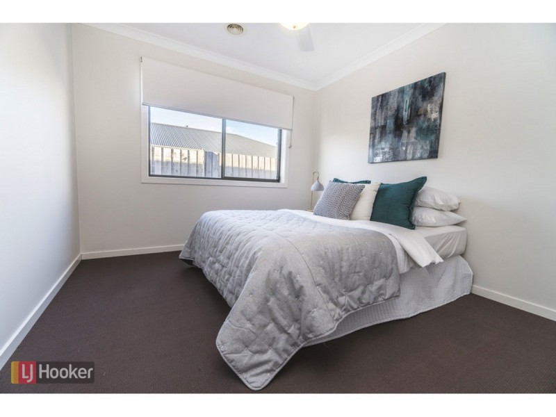 18 Leveque Loop, Craigieburn VIC 3064