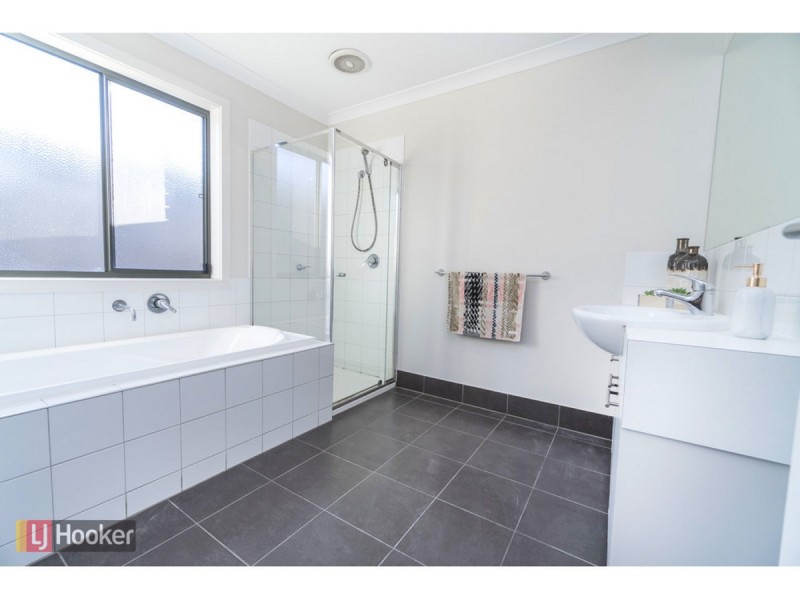 18 Leveque Loop, Craigieburn VIC 3064