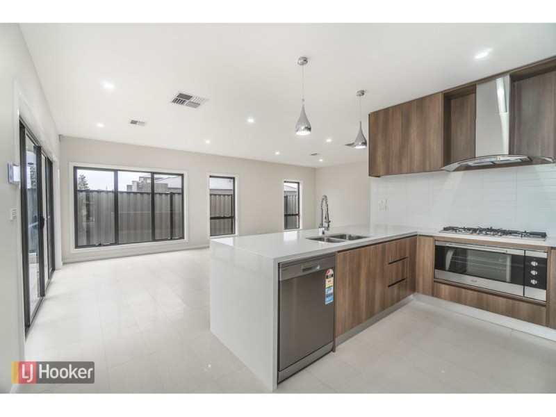76 Gallantry Avenue, Craigieburn VIC 3064