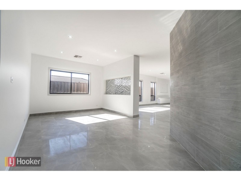 32 Quarter Street, Roxburgh Park VIC 3064