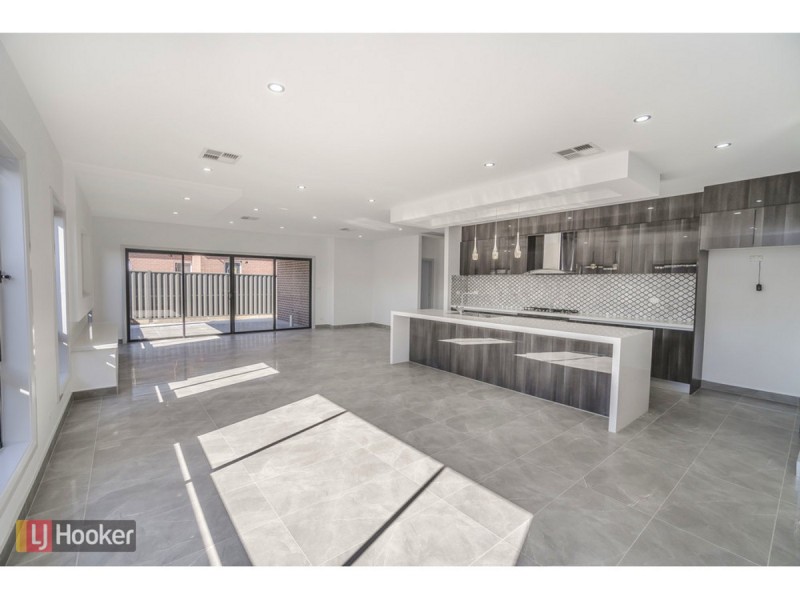 32 Quarter Street, Roxburgh Park VIC 3064