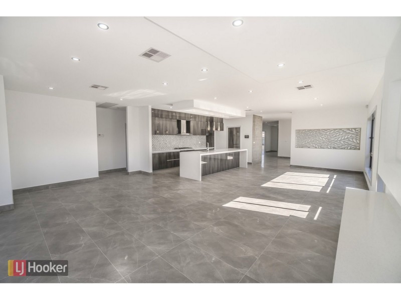 32 Quarter Street, Roxburgh Park VIC 3064