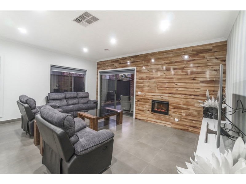 14 Bridgehaven Drive, Craigieburn VIC 3064