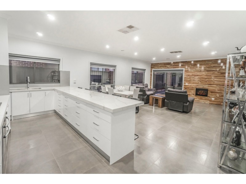 14 Bridgehaven Drive, Craigieburn VIC 3064
