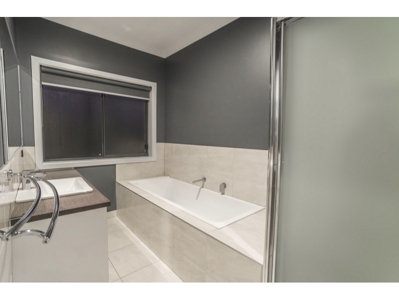 14 Bridgehaven Drive, Craigieburn VIC 3064