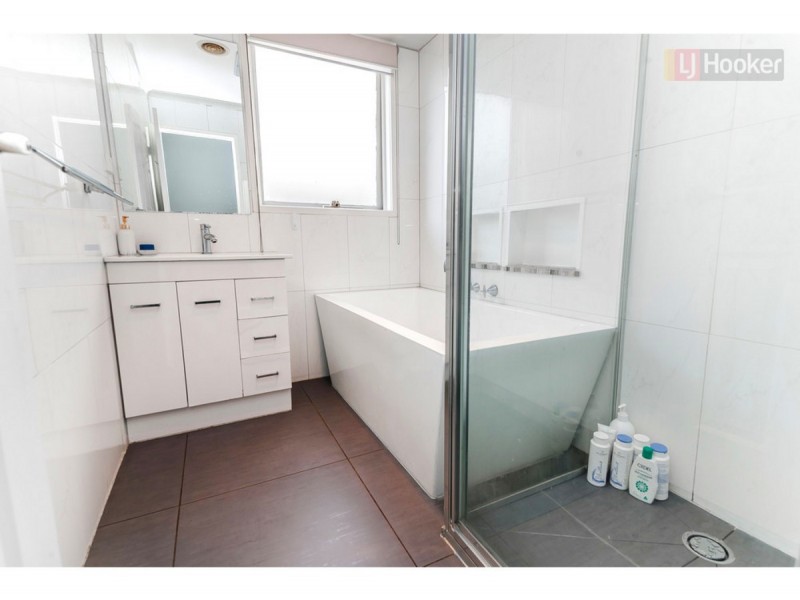 6 Wintle Close, Roxburgh Park VIC 3064