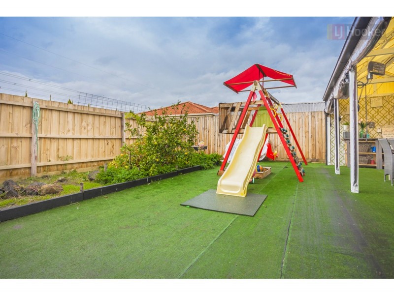 6 Wintle Close, Roxburgh Park VIC 3064