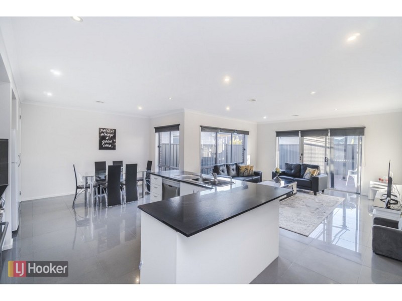 18 Black Wattle Road, Craigieburn VIC 3064