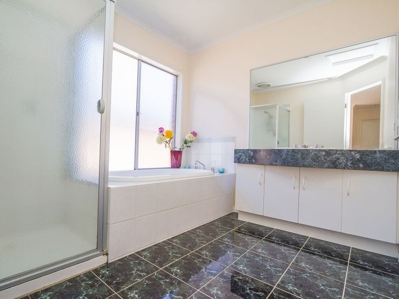 12 Gates Court, Roxburgh Park VIC 3064