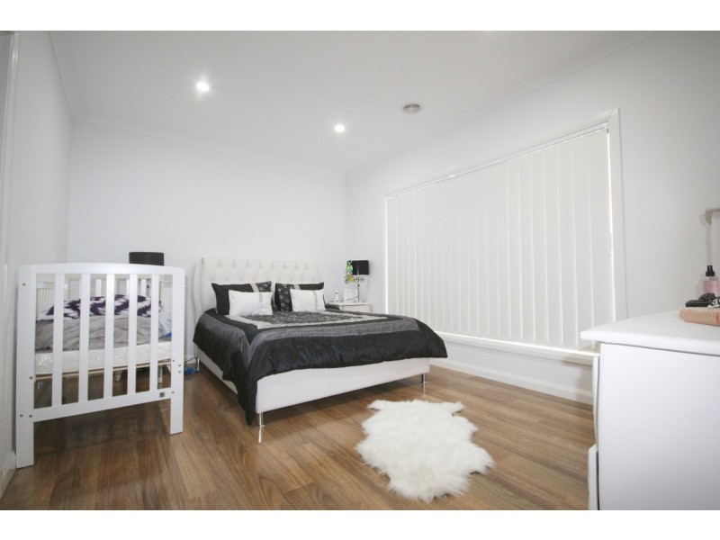 1 Hinter Way, Roxburgh Park VIC 3064