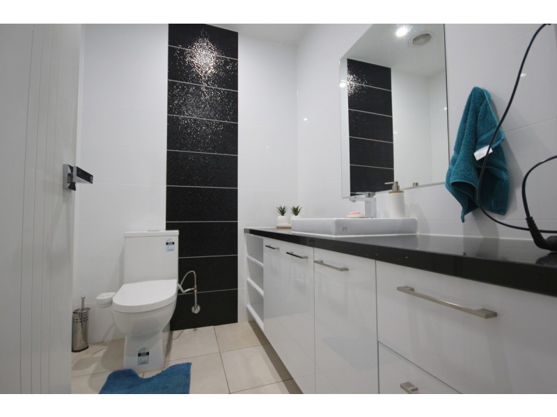 1 Hinter Way, Roxburgh Park VIC 3064