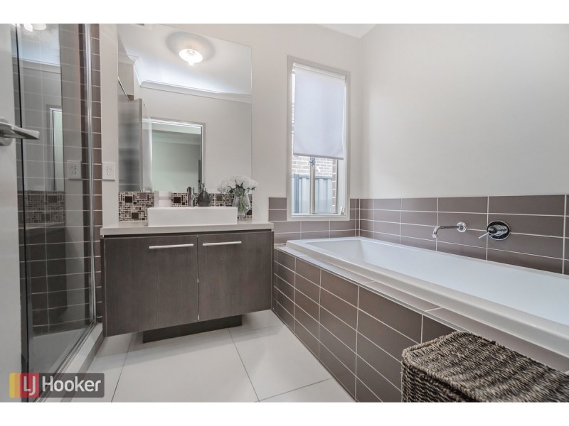 9 Falls Avenue, Craigieburn VIC 3064